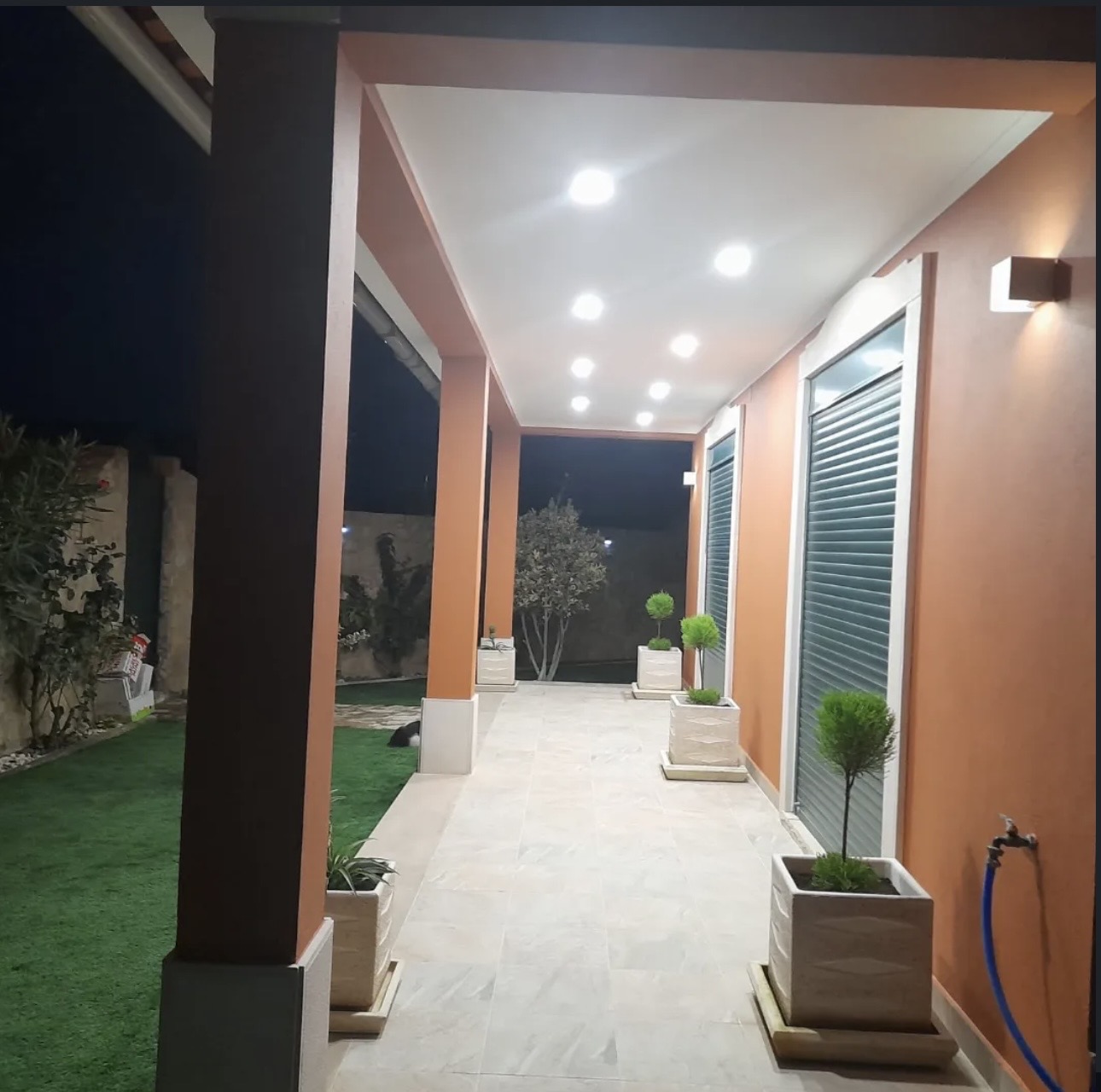 Projeto 1 — espaço exterior com iluminação LED e acabamentos em Salvaterra de Magos