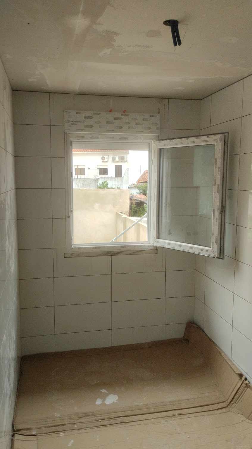 Casa de banho em obra com revestimento cerâmico aplicado