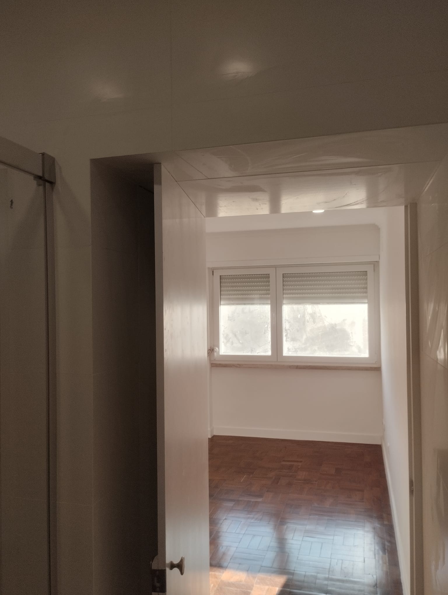 Apartamento remodelado com pavimento de madeira e pintura nova — obra MCM Construções